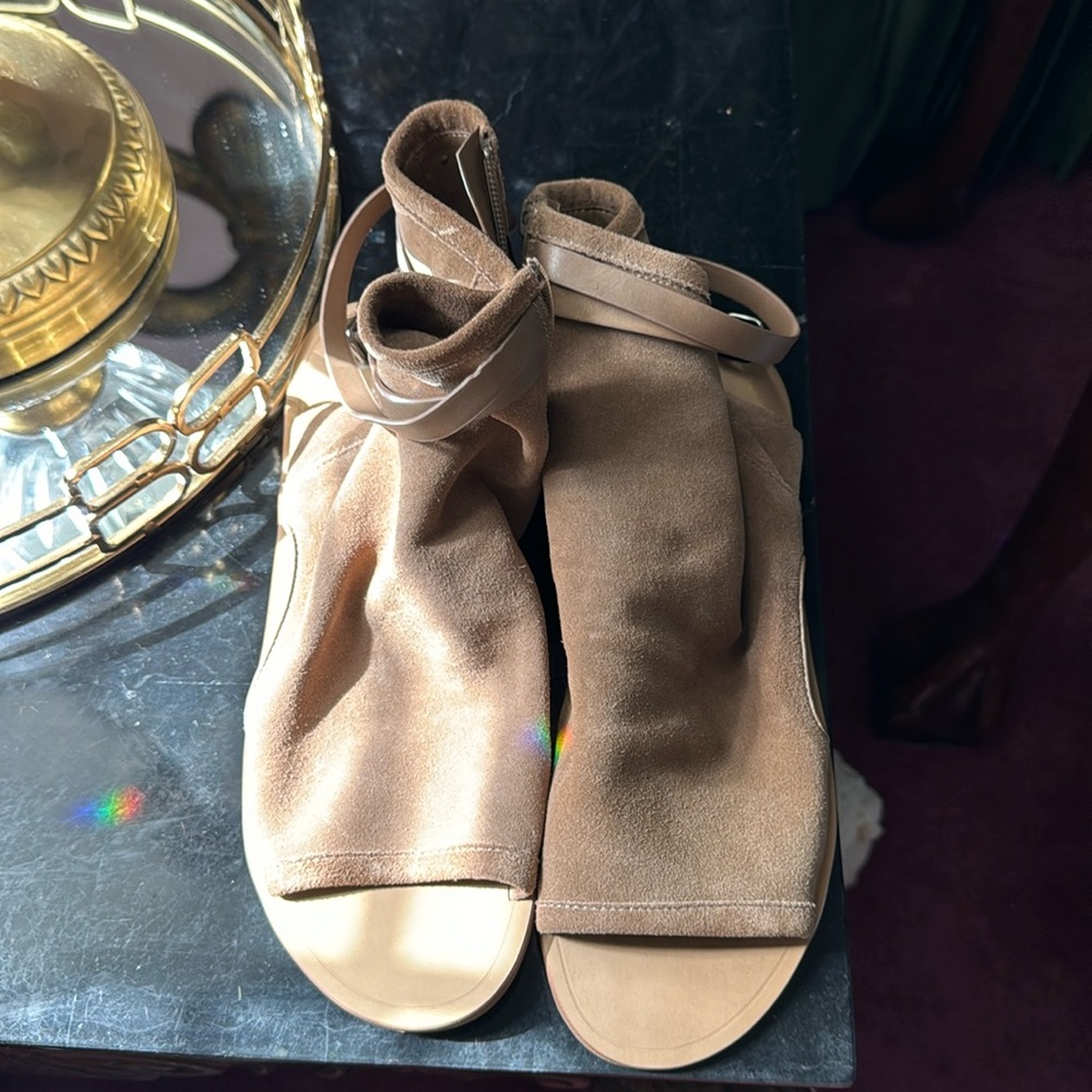Tan suede Gianni Bini flat sandals size 9.5 M